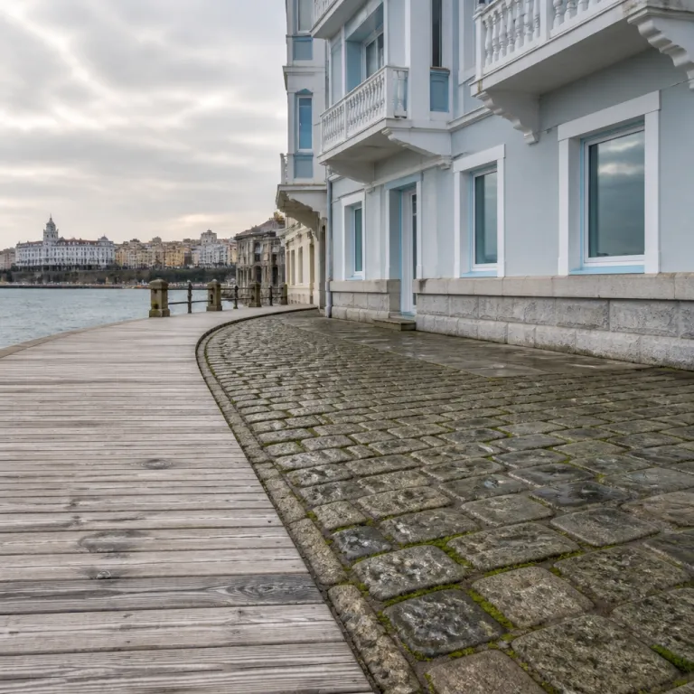 Ruta a pie por el centro de Santander: barrios, paseo marítimo y elección de hotel